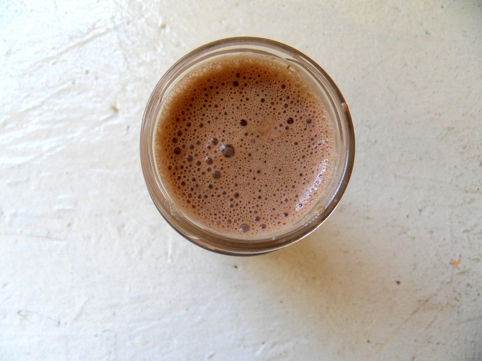 Bruine smoothie met onder andere cacao en macapoeder