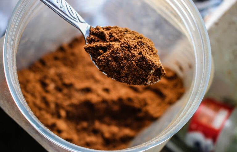 Lepel met puur cacaopoeder