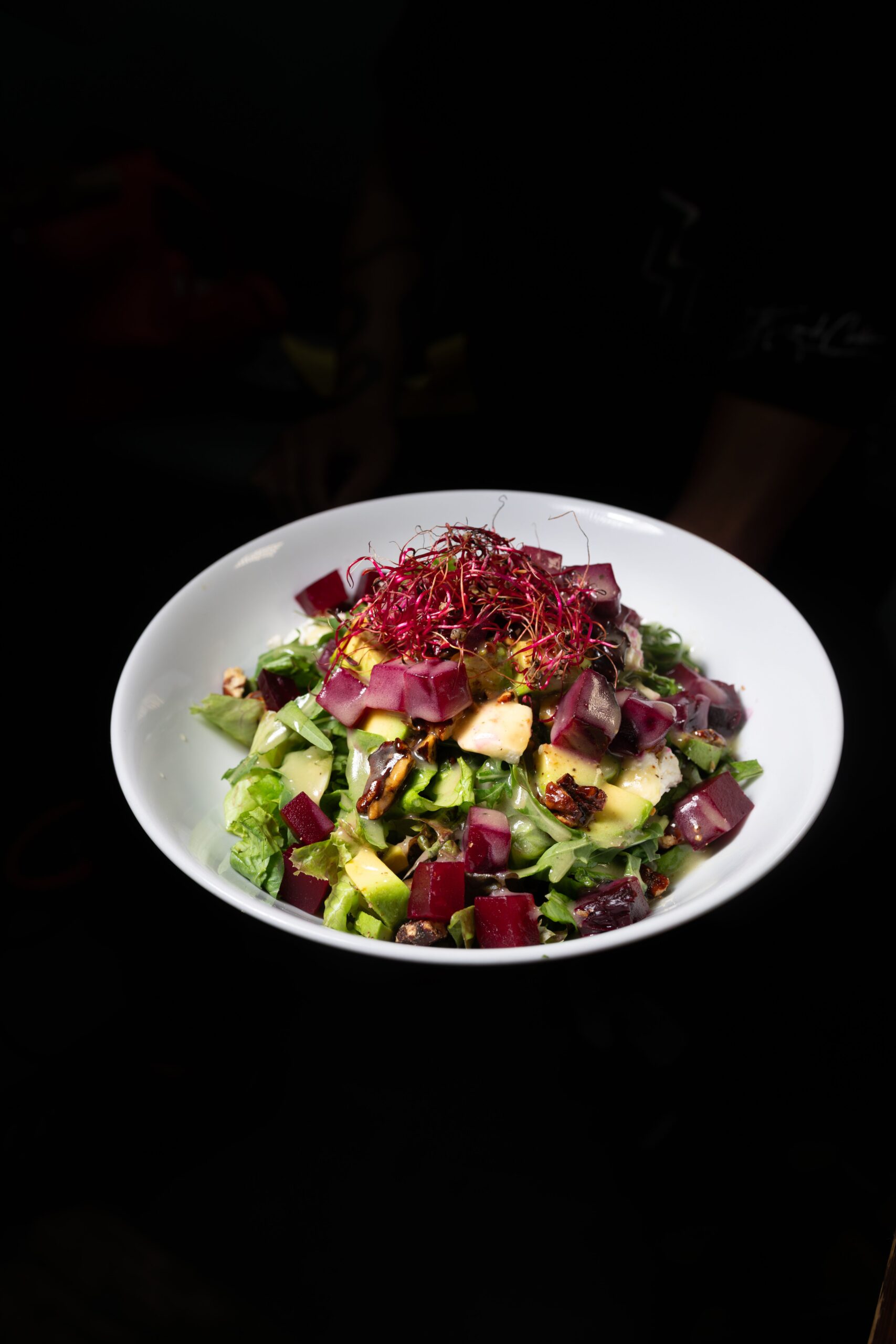 Salade met stukjes rode biet en groene groenten