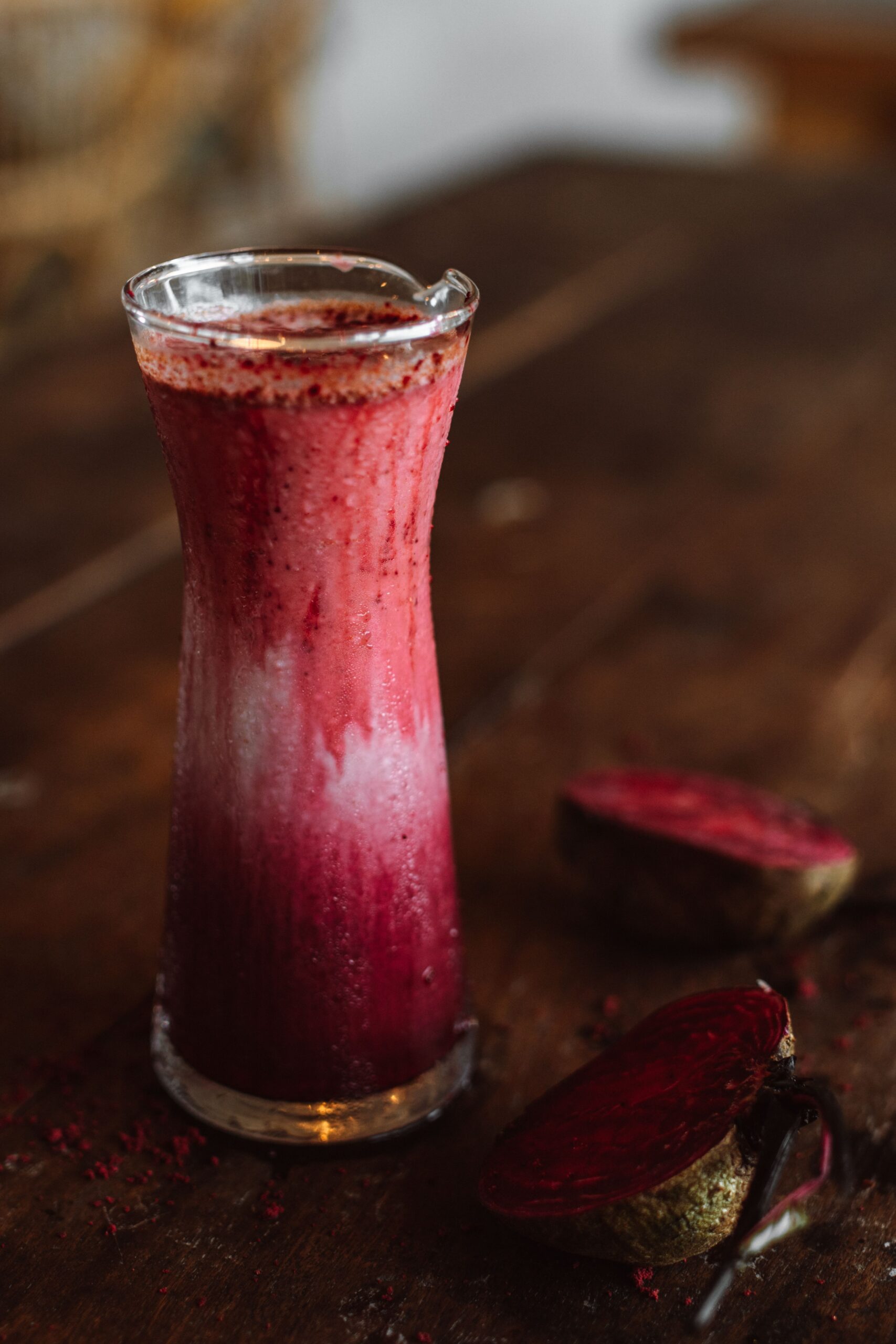 Rode smoothie met biet in een glas