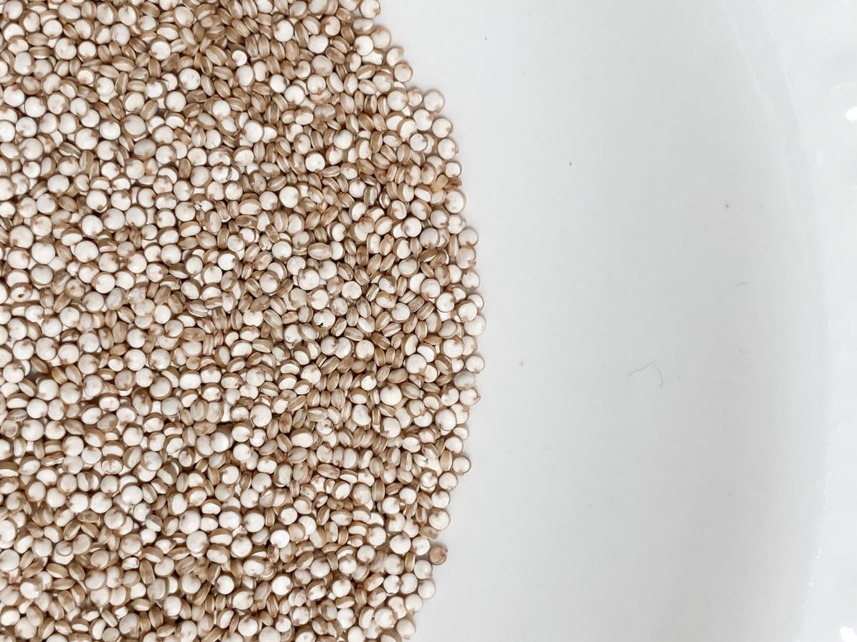 Droge quinoa in een witte kom