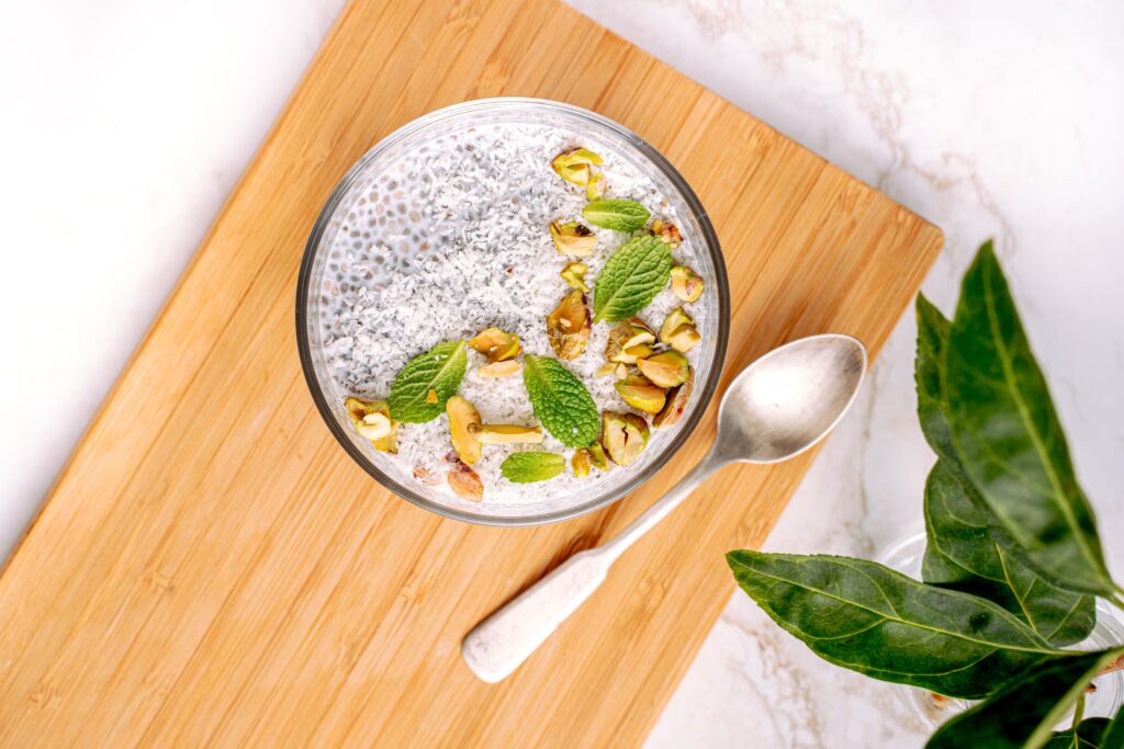 Kom met chiapudding, pistache en munt