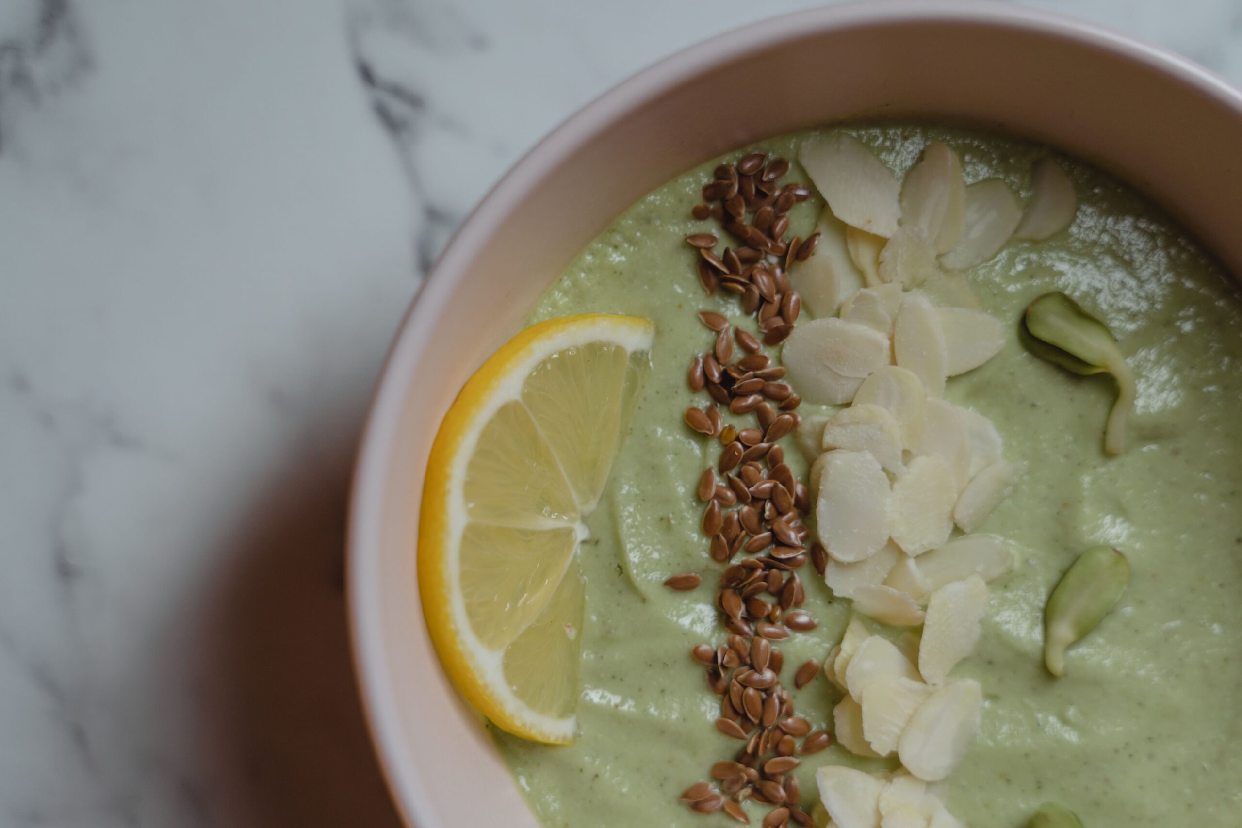 Smoothiebowl met lijnzaad en amandelen